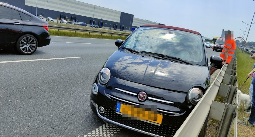 Kolizja dwóch aut na 164 kilometrze autostrady A4 w kierunku Wrocławia