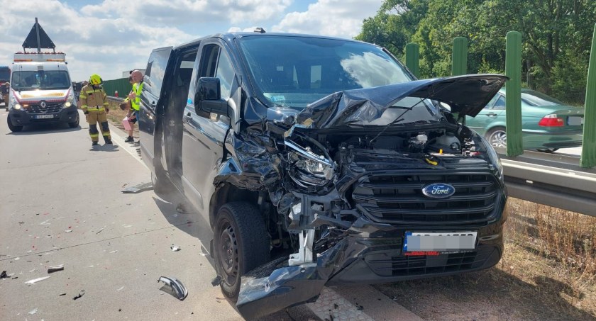 Kolizja busa z osobówką na 107 kilometrze A4 w kierunku Legnicy