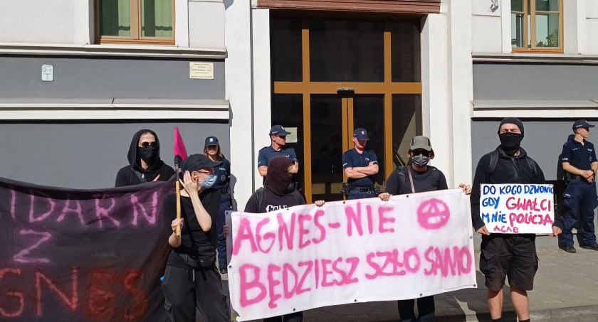 Policjant oskarżony o gwałt. Protest pod komisariatem