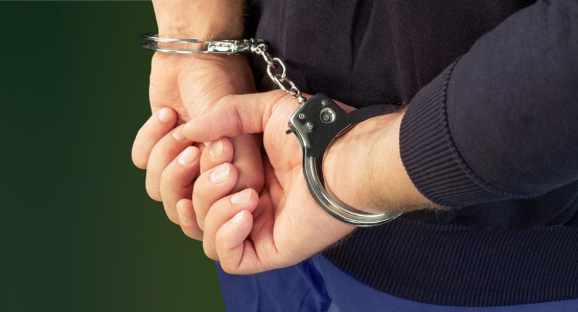 Dusił i uderzał swojego psa. 43-latek zatrzymany przez policjantów odpowie za znęcanie się nad zwierzęciem