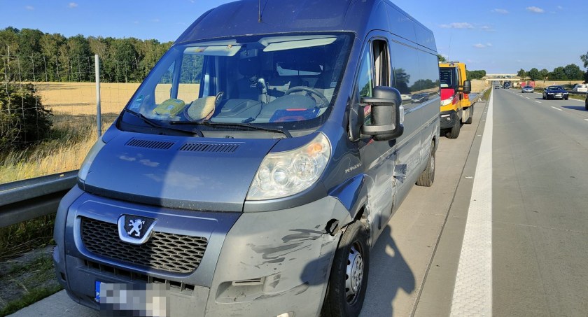 Kierowca ciężarówki zepchnął busa na bariery. Groźna kolizja na 114 kilometrze autostrady A4 w kierunku Zgorzelca