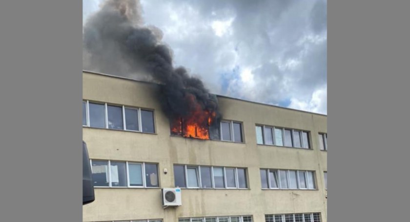Pożar biurowca przy ulicy Metalowców. Ewakuowano 20 osób, jedna została ranna