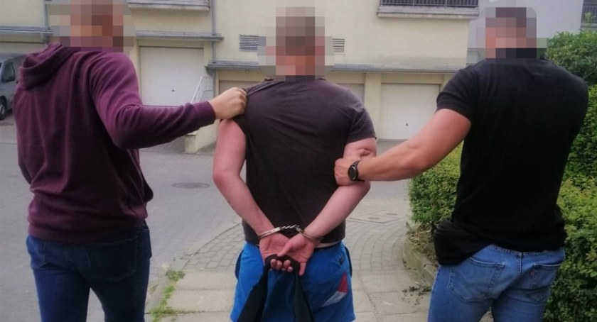 Unikał więzienia i przebywał za granicą. Zatrzymali go wrocławscy policjanci, gdy przyjechał na chwilę do Polski