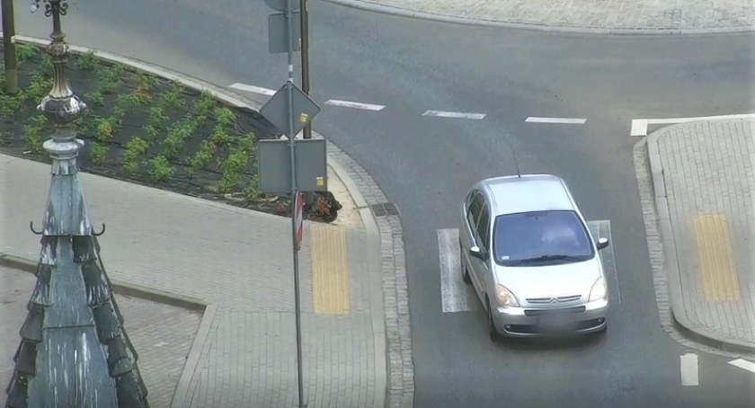 Policyjny dron rejestrował zachowanie kierowców w Złotoryi