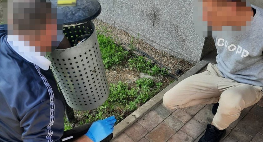 Wszedł do niezamkniętego mieszkania. Ukradł torebkę wraz z zawartością