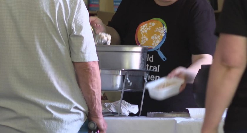 Ponad 1000 osób dziennie korzysta z jadłodajni we Wrocławiu. Po pomoc przychodzą także osoby pracujące