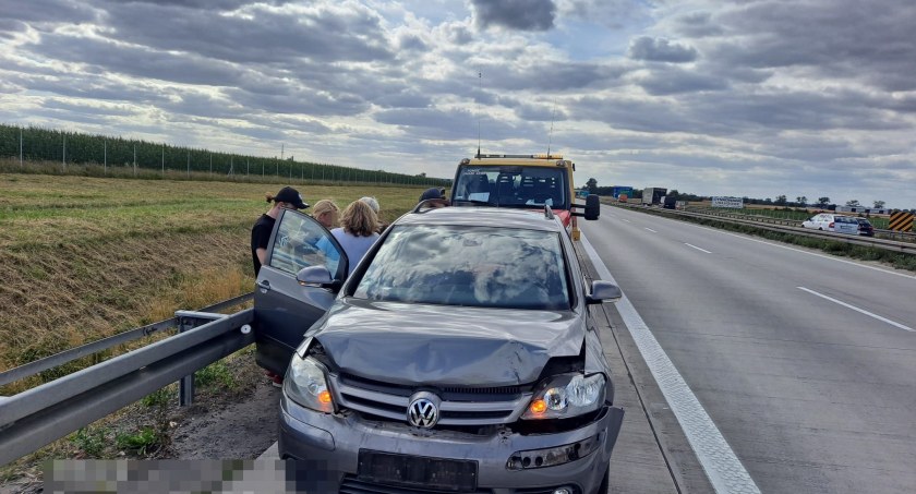 Kolizja dwóch osobówek i busa na autostradzie A4 w kierunku Wrocławia