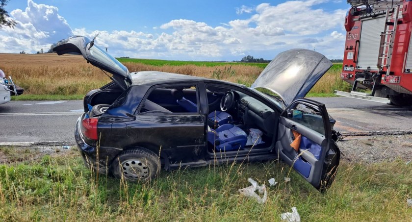 Poważny wypadek na trasie Środa Śląska - Kąty Wrocławskie. Osobowe Audi wypadło z drogi i dachowało. Jedna osoba trafiła do szpitala