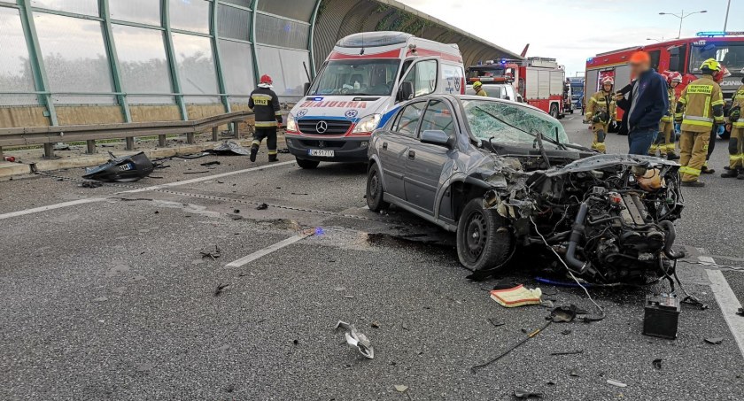Groźny wypadek na AOW przed węzłem Wrocław Lotnisko. Obwodnica w kierunku Warszawy całkowicie zablokowana