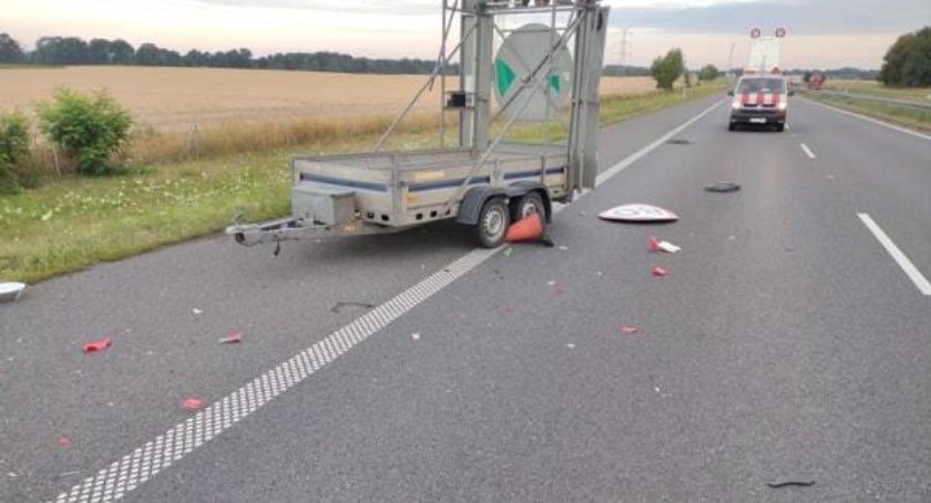Rozbita przyczepka sygnalizacyjna drogowców