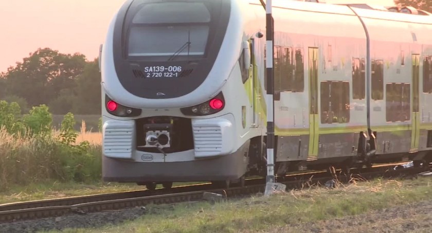 Samochód osobowy wjechał pod pociąg w Dąbrówce Wielkopolskiej. Zginęły trzy osoby.