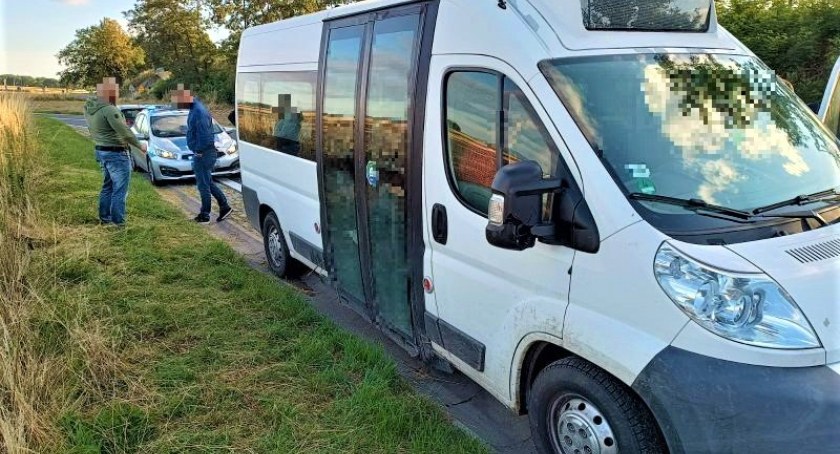 21 nielegalnych imigrantów oraz ich przewoźnika zatrzymali policjanci z Dolnego Śląska