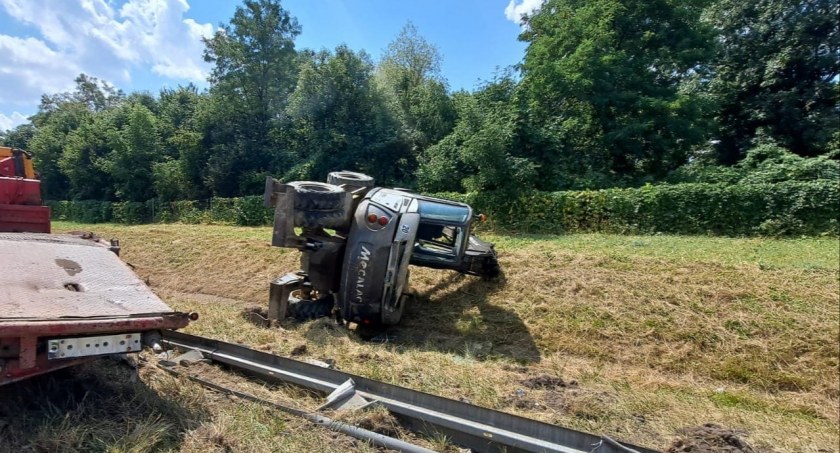 Ciężarówka przewożąca koparkę nie zmieściła się pod wiaduktem na autostradzie A4