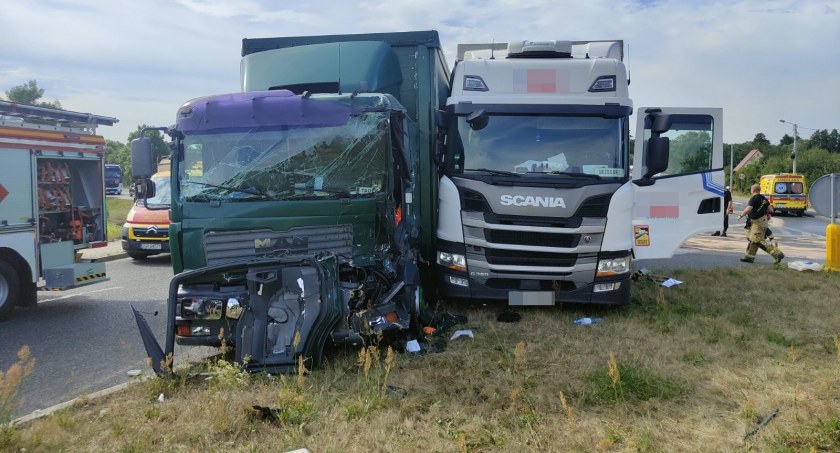Wypadek z udziałem dwóch pojazdów ciężarowych na DK94 w gminie Malczyce. Do szpitala trafiły dwie osoby
