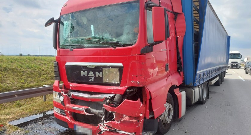 Zderzenie dwóch pojazdów ciężarowych na 134 kilometrze A4 w kierunku Wrocławia. Uwaga na utrudnienia