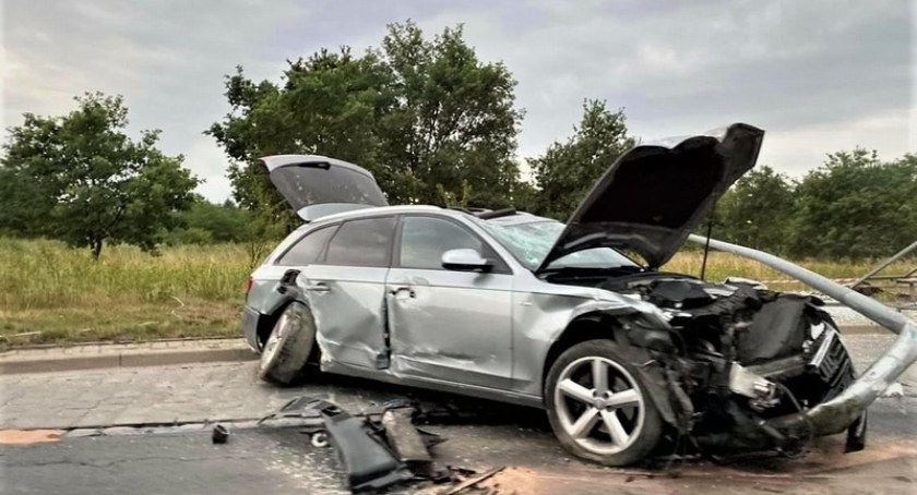  29-latka wjechała w wiatę przystankową na Królewieckiej. Kobieta była pod wpływem alkoholu