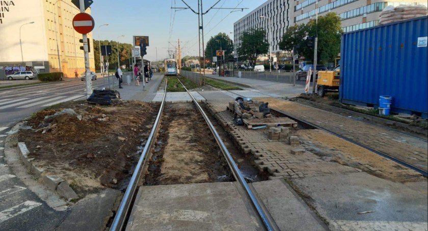 Będzie łatwiej dojść do przystanków – MPK Wrocław rozpoczyna kompleksowy remont przejść przez torowiska