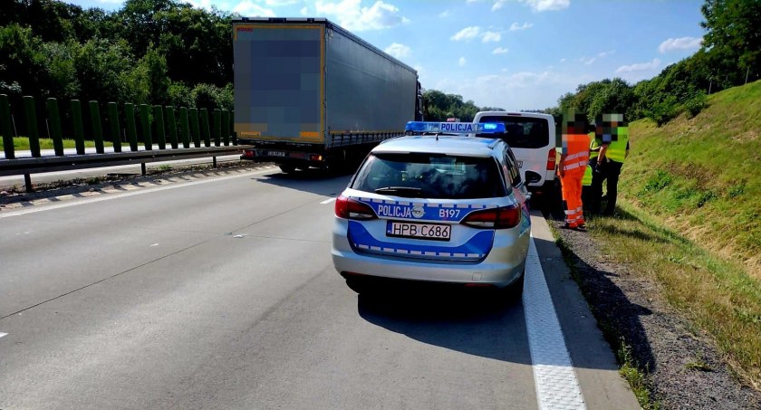 Zatrzymanie dwóch mężczyzn podróżujących skradzionym busem po A4. Uwaga na utrudnienia w kierunku Legnicy