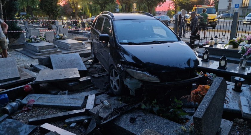 Staranowane ogrodzenie i zniszczone nagrobki. 63-letnia kobieta trafiła do szpitala