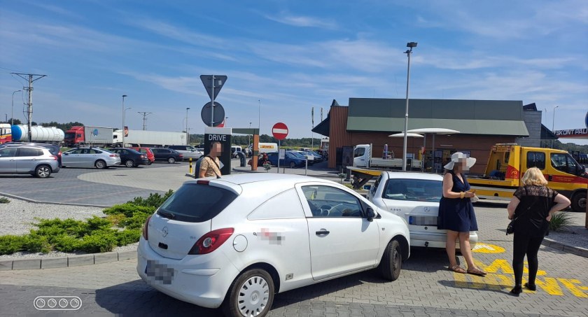 Kolizja dwóch aut na wjeździe do restauracji McDonalds w Kątach Wrocławskich