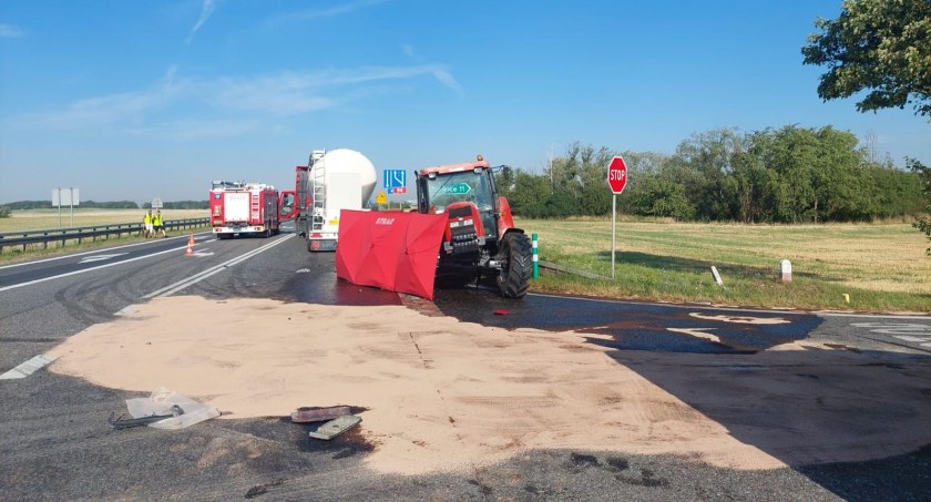 Śmiertelny wypadek na DK94 w pobliżu Środy Śląskiej. Nie żyje 56-letni kierowca ciągnika rolniczego