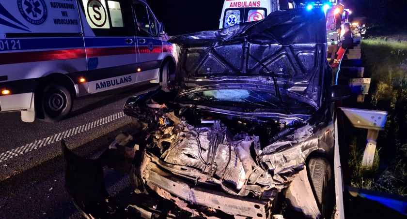 Zderzenie dwóch aut osobowych na 173 kilometrze A4 w kierunku Katowic. Jedna osoba trafiła do szpitala