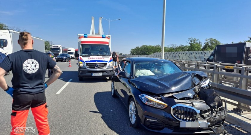 Poważne utrudnienia na moście Rędzińskim. Na AOW w kierunku Kudowy zderzyły się cztery osobówki i motocykl