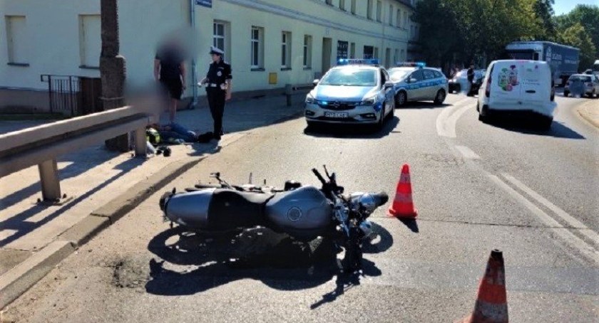Motocyklista nie zatrzymał się do kontroli drogowej, a podczas próby ucieczki uderzył w betonowy słup oświetleniowy