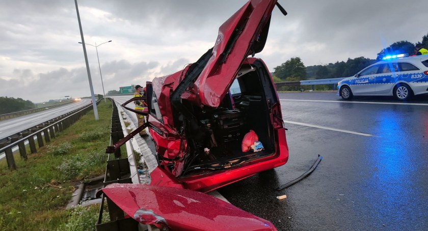 Tragiczny wypadek radiowozu strażackiego na AOW pod Wrocławiem. Strażacy walczą o życie w szpitalu