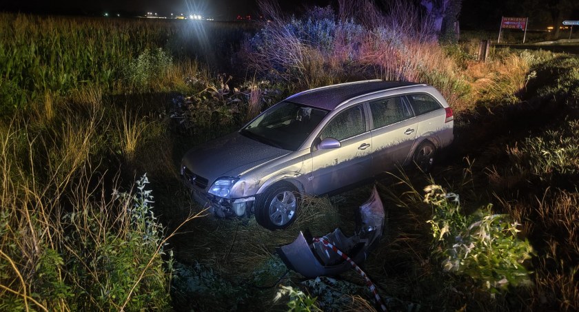 Osobówka na łuku drogi wypadła z jezdni. Nocne utrudnienia na DW395 pod Krajkowem w gminie Żórawina