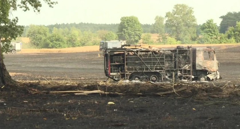 Pożar na polu, w ogniu stanął też wóz strażacki. Spłonął doszczętnie, żaden z ratowników nie został poszkodowany