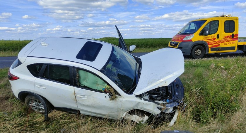Kolizja na trasie Kostomłoty- Piotrowice. Auto osobowe wypadło z dogi i wjechało do przydrożnego rowu