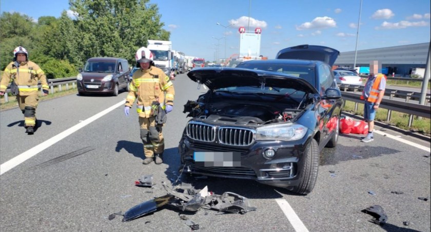 Kolizja trzech aut na 165 kilometrze autostrady A4 w kierunku Katowic