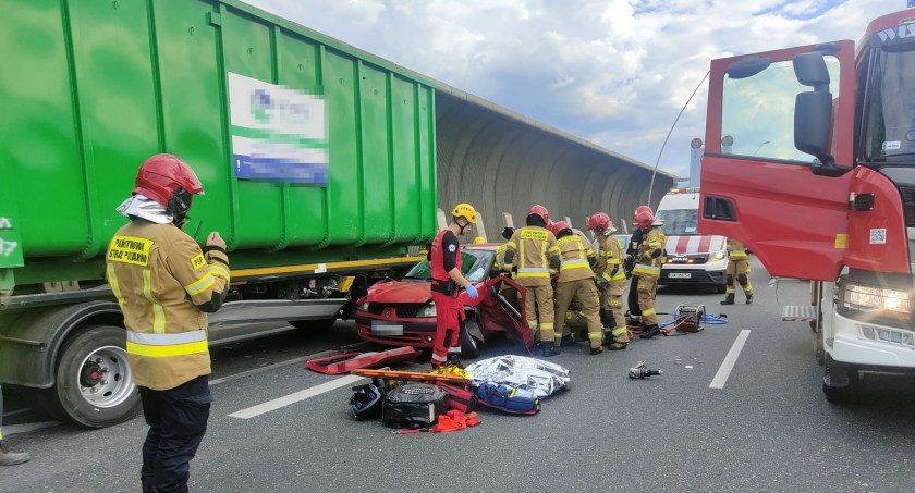 Groźny wypadek na AOW. Jedna osoba zabrana do szpitala śmigłowcem LPR. Korek w kierunku Warszawy zaczyna się na zjeździe z A4