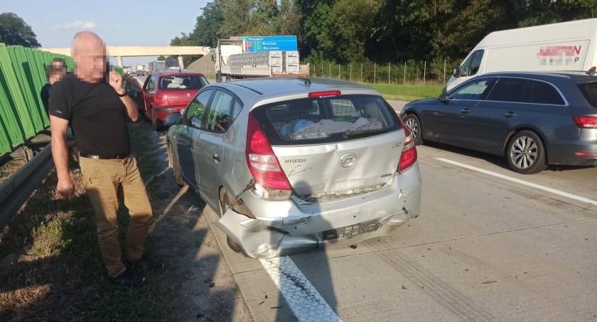 Klasyczne najechanie na tył powodem utrudnień na A4 w kierunku Wrocławia. Uszkodzone auta zajmują lewy pas jezdni