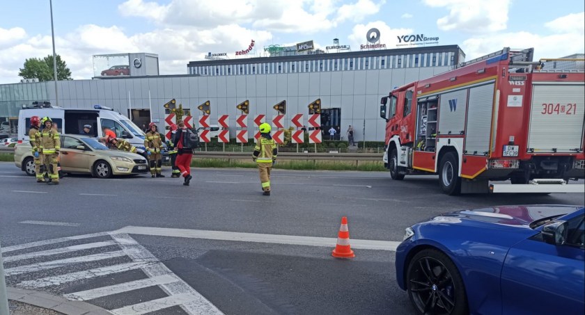Groźny wypadek na głównym skrzyżowaniu w Bielanach Wrocławskich. Kierowca osobowego Forda z nieustalonych przyczyn wjechał w bariery ochronne