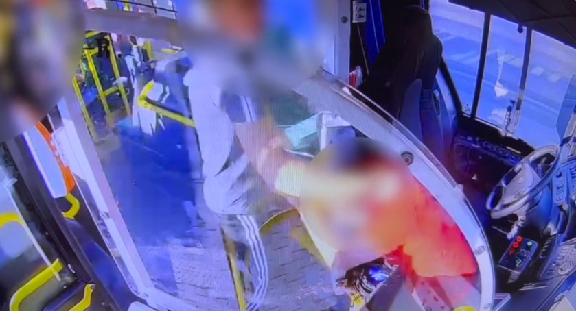 Bestialski napad na kierowcę autobusu MZK w Jeleniej Górze. Sprawca poszukiwany przez policję. FILM