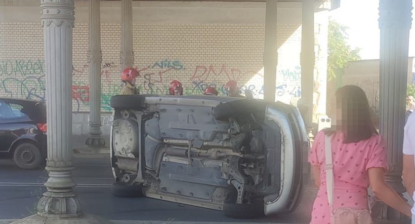 Groźna kolizja pod wiaduktem w centrum miasta. 80-letnia kobieta uderzyła autem w filar wiaduktu kolejowego