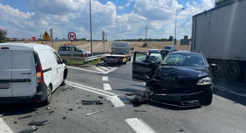 Kolizja dwóch aut na zjeździe z autostrady A4 na Kostomłoty. Zdjęcia