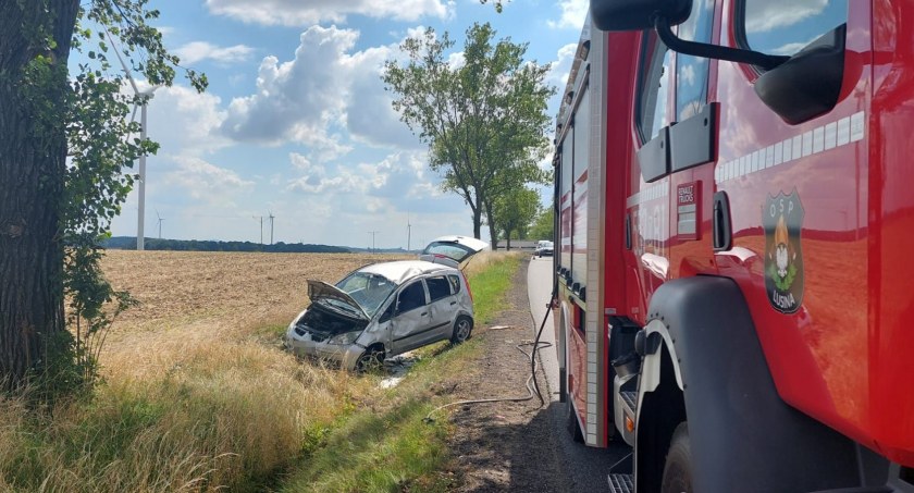 Dachowanie pojazdu osobowego na DW345. Dwie osoby trafiły do szpitala