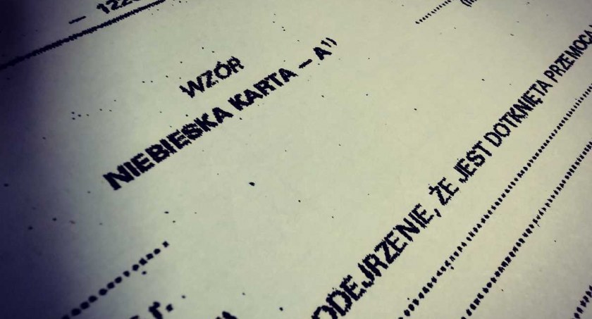 Policyjny nakaz opuszczania mieszkania i zbliżania się do niego. Spirala przemocy zakończona przez funkcjonariuszy z Oławy