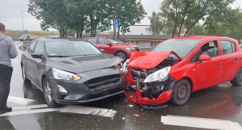 Kolizja dwóch osobówek na zjeździe z autostrady A4 na Kostomłoty