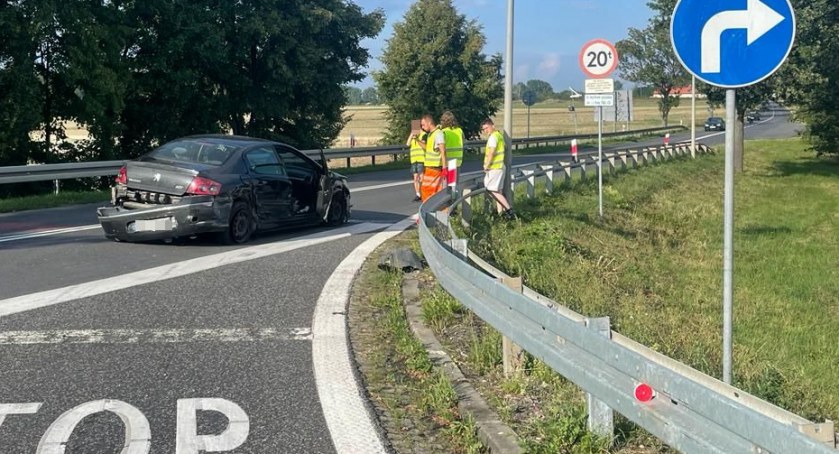 Kolizja na zjeździe z A4 na Kostomłoty. Tym razem w zdarzeniu udział brały trzy pojazdy osobowe