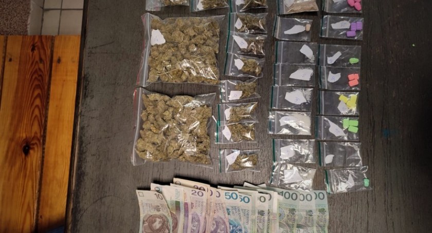 Był poszukiwany w celu odbycia kary pozbawienia wolności. Zatrzymali go policjanci, kiedy miał przy sobie ponad 700 porcji narkotyków