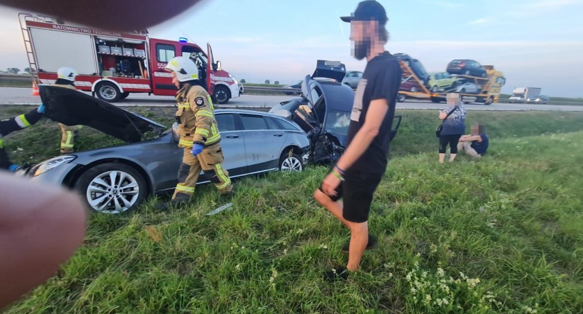 Zderzenie dwóch aut na 129 kilometrze autostrady A4 w kierunku Wrocławia. Uwaga na utrudnienia