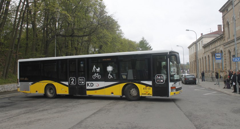 Do Stronia Śląskiego wracają koleje! Póki co… autobusem