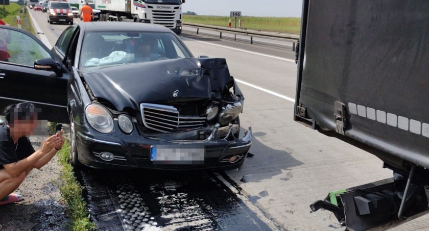 Wypadek na A4 w kierunku Wrocławia. Kierowca osobówki opuścił pojazd w kajdankach, chwilę później dostał ataku epilepsji