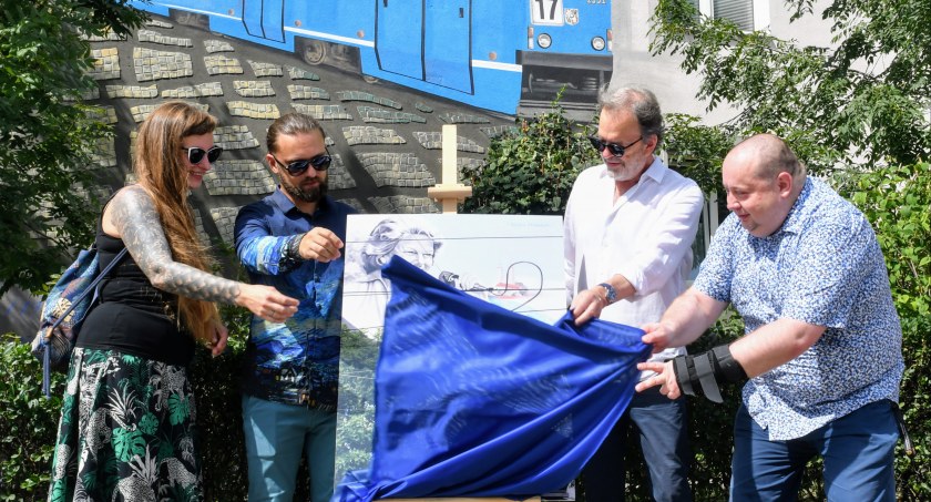Mkną po szynach niebieskie tramwaje! Przy okazji odsłonięcia muralu, odsłaniamy kulisy powstania „Wrocławskiej piosenki”
