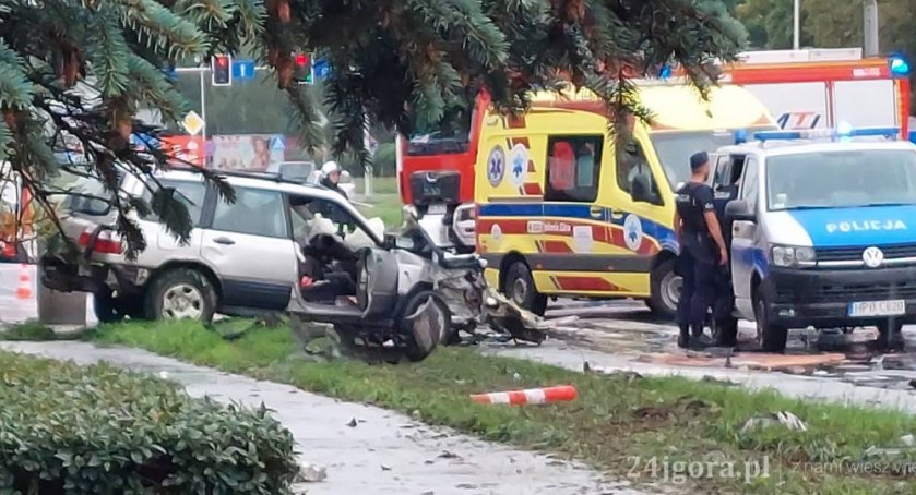 Policyjny pościg w Jeleniej Górze. Zniszczone latarnie, rozbite auta i jedna poszkodowana osoba
