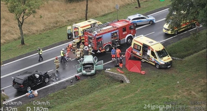 Tragiczny wypadek na DK3 w pobliżu Jeleniej Góry. Nie żyją dwie osoby. Zobacz nagranie z akcji ratunkowej